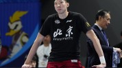 幼偷扔保障柜失主晒百万现金 巨款原璧归赵当街晾晒（幼偷扔保障柜失主满地晒百万大钞 自称箱落水钱被淋湿不是炫富【组图】）（从来岁通车冲刺！济滨高铁济南段假期创办不打烊）
